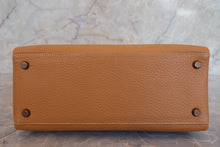Load image into Gallery viewer, HERMES KELLY 28 Fjord leather Natural sable 〇O Engraving Shoulder bag 700120140
