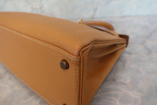 Load image into Gallery viewer, HERMES KELLY 28 Fjord leather Natural sable 〇O Engraving Shoulder bag 700120140