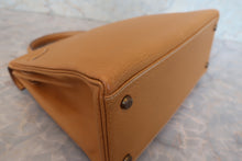 Load image into Gallery viewer, HERMES KELLY 28 Fjord leather Natural sable 〇O Engraving Shoulder bag 700120140