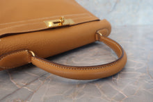 Load image into Gallery viewer, HERMES KELLY 28 Fjord leather Natural sable 〇O Engraving Shoulder bag 700120140