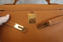 Load image into Gallery viewer, HERMES KELLY 28 Fjord leather Natural sable 〇O Engraving Shoulder bag 700120140