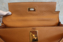 Load image into Gallery viewer, HERMES KELLY 28 Fjord leather Natural sable 〇O Engraving Shoulder bag 700120140