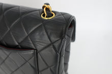 Load image into Gallery viewer, CHANEL Medium Matelasse Single Flap Chain shoulder bag Lambskin Black/Gold hardware Shoulder bag 800100165