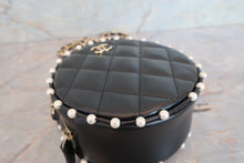 Load image into Gallery viewer, CHANEL Matelasse round chain shoulder bag Lambskin Black/Gold hadware Shoulder bag 700080216