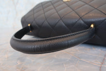 Load image into Gallery viewer, CHANEL Matelasse hand bag Caviar skin Black/Gold hadware Hand bag 700080218