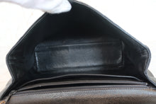 Load image into Gallery viewer, CHANEL Matelasse hand bag Caviar skin Black/Gold hadware Hand bag 700080218