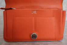 Load image into Gallery viewer, HERMES  Dogon GM Togo leather Orange □I Engraving Wallet 700020126