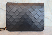 Load image into Gallery viewer, CHANEL Matelasse push lock chain shoulder bag Lambskin Black/Gold Hardware Shoulder bag 800080124