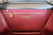 Load image into Gallery viewer, CHANEL Matelasse push lock chain shoulder bag Lambskin Black/Gold Hardware Shoulder bag 800080124
