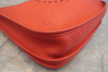 将图片加载到图库查看器,HERMES EVELYNE 3PM Clemence leather Rouge tomate T刻印 Shoulder bag 800020204