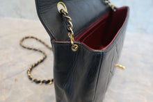 Load image into Gallery viewer, CHANEL Diana matelasse chain shoulder bag Lambskin Black/Gold hadware Shoulder bag 800040084