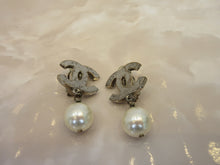 將圖片載入圖庫檢視器 CHANEL/シャネル ココマークパールイヤリング  銀メッキ  シルバー  イヤリング  300010032