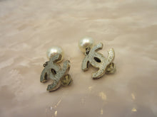 將圖片載入圖庫檢視器 CHANEL/シャネル ココマークパールイヤリング  銀メッキ  シルバー  イヤリング  300010032