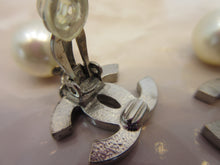 將圖片載入圖庫檢視器 CHANEL/シャネル ココマークパールイヤリング  銀メッキ  シルバー  イヤリング  300010032