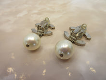 將圖片載入圖庫檢視器 CHANEL/シャネル ココマークパールイヤリング  銀メッキ  シルバー  イヤリング  300010032