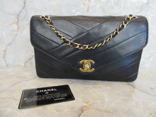 Load image into Gallery viewer, CHANEL V-Stitch single flap chain shoulder bag Lambskin Black  Shoulder bag 300090074