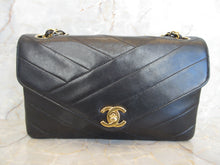 Load image into Gallery viewer, CHANEL V-Stitch single flap chain shoulder bag Lambskin Black  Shoulder bag 300090074