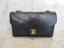 Load image into Gallery viewer, CHANEL V-Stitch single flap chain shoulder bag Lambskin Black  Shoulder bag 300090074