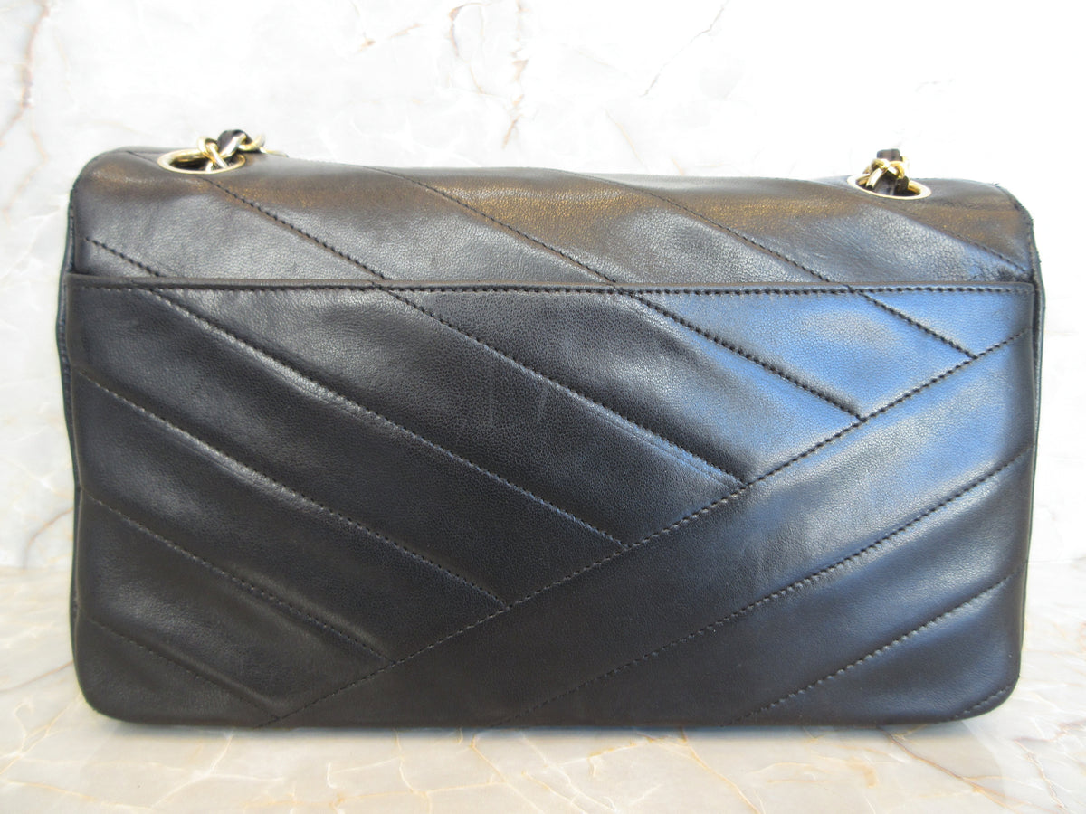 美品　CHANEL ブラック チェーンショルダーバッグ　デカココ　ラムスキン CHANEL/シャネル Vステッチシングルフラップチェーンショルダーバッグ