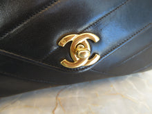 Load image into Gallery viewer, CHANEL V-Stitch single flap chain shoulder bag Lambskin Black  Shoulder bag 300090074