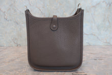 将图片加载到图库查看器，HERMES  EVELYNE TPM Clemence leather Etain A刻印 Shoulder bag 800070134
