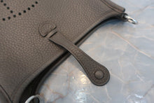 将图片加载到图库查看器，HERMES  EVELYNE TPM Clemence leather Etain A刻印 Shoulder bag 800070134
