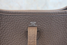 将图片加载到图库查看器，HERMES  EVELYNE TPM Clemence leather Etain A刻印 Shoulder bag 800070134
