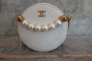 CHANEL Matelasse round chain shoulder bag Lambskin White/Gold hadware Shoulder bag 600040219
