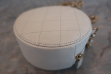 Load image into Gallery viewer, CHANEL Matelasse round chain shoulder bag Lambskin White/Gold hadware Shoulder bag 600040219
