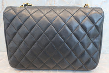 Load image into Gallery viewer, CHANEL Matelasse chain shoulder bag Lambskin Black/Gold hadware Shoulder bag 600110195
