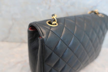 Load image into Gallery viewer, CHANEL Matelasse chain shoulder bag Lambskin Black/Gold hadware Shoulder bag 600110195
