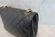 Load image into Gallery viewer, CHANEL Matelasse chain shoulder bag Lambskin Black/Gold hadware Shoulder bag 600110195
