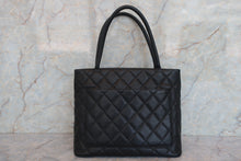 將圖片載入圖庫檢視器 CHANEL/シャネル 復刻トート キャビアスキン ブラック/ゴールド金具 トートバッグ 700060236
