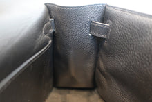 Load image into Gallery viewer, HERMES Pochette Kelly Evergrain leather Black □H Engraving Hand bag 800060120

