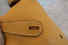 将图片加载到图库查看器，HERMES LINDY 34 Clemence leather Curry □L刻印 Shoulder bag 800070157
