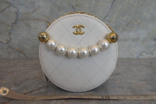 画像をギャラリービューアに読み込む, CHANEL/シャネル マトラッセラウンドチェーンショルダーバッグ ラムスキン ホワイト/ゴールド金具 ショルダーバッグ 700030215
