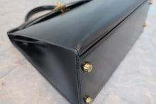 Load image into Gallery viewer, HERMES KELLY 32 Box carf leather Black ○T Engraving Shoulder bag 800090062
