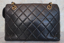 Load image into Gallery viewer, CHANEL Matelasse chain shoulder bag Lambskin Black/Gold hadware Shoulder bag 600110190
