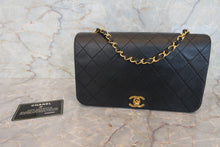 Load image into Gallery viewer, CHANEL Matelasse chain shoulder bag Lambskin Black/Gold hadware Shoulder bag 600120205
