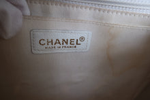 Load image into Gallery viewer, CHANEL Trapezoid hand bag Caviar skin/Plastic White/Gold hadware Hand bag 500050069
