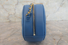 将图片加载到图库查看器，CHANEL/香奈儿 香奈儿19 CF 圆形 链条包 羊皮 Blue/Gold hadware(蓝色/金色金属) 肩背包 700070071
