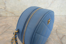 将图片加载到图库查看器，CHANEL/香奈儿 香奈儿19 CF 圆形 链条包 羊皮 Blue/Gold hadware(蓝色/金色金属) 肩背包 700070071
