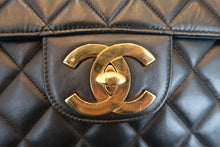 Load image into Gallery viewer, CHANEL Medium Matelasse single flap chain shoulder bag Lambskin Black/Gold hadware Shoulder bag 700100060
