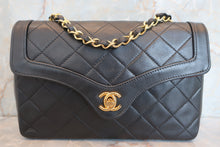 Load image into Gallery viewer, CHANEL Matelasse chain shoulder bag Lambskin Black/Gold hadware Shoulder bag 600100070
