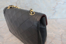 Load image into Gallery viewer, CHANEL Matelasse chain shoulder bag Lambskin Black/Gold hadware Shoulder bag 600100070
