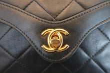 Load image into Gallery viewer, CHANEL Matelasse chain shoulder bag Lambskin Black/Gold hadware Shoulder bag 600100070
