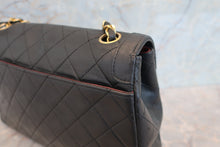 Load image into Gallery viewer, CHANEL Matelasse chain shoulder bag Lambskin Black/Gold hadware Shoulder bag 700100025
