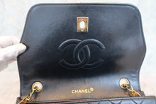 Load image into Gallery viewer, CHANEL Matelasse chain shoulder bag Lambskin Black/Gold hadware Shoulder bag 700100025
