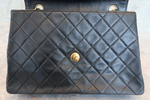 Load image into Gallery viewer, CHANEL Matelasse chain shoulder bag Lambskin Black/Gold hadware Shoulder bag 700100025
