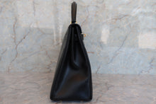Load image into Gallery viewer, HERMES KELLY 32 Box carf leather Black 〇Z Engraving Shoulder bag 700050105
